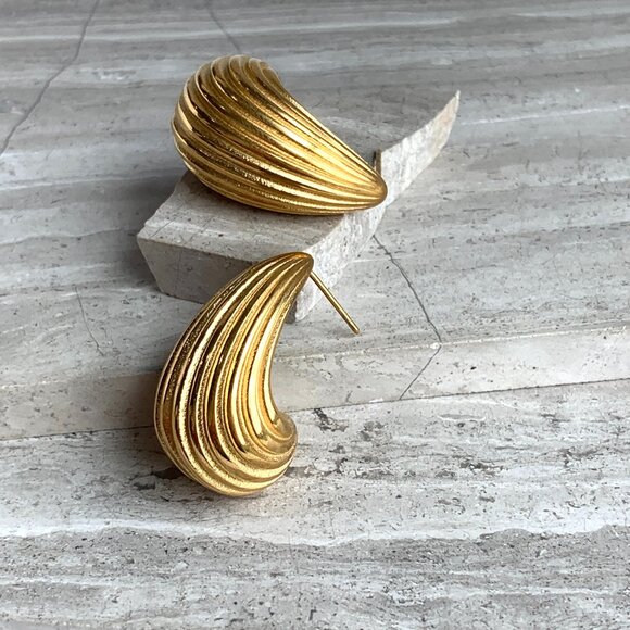 NEW ~ Anthropologie Amber Sceats Ribbed Hoop Gold Earrings - Picture 3 of 13